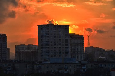 Gün batımında binalar, ufuk renkli gece Azerbaycan Bakü göster. Azerbaycan Bakü şehri güzel siluet gün batımı. Binanın, otel ve iş bölgesinde yerleşik manzarası görünümü