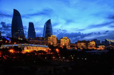 Ünlü ve güzel akşam görünümünü gökdelenler. Bakı şəhəri Uluslararası İş Merkezi. Akşam Alev Kuleleri. Bakü, Azerbaycan. Alev Kuleleri görünümüne, landmark, Bakü, Azerbaycan