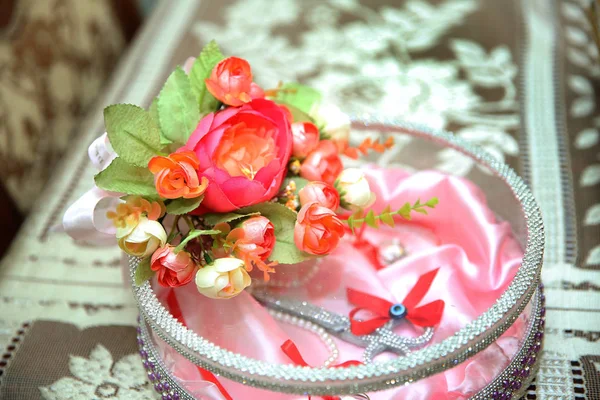 Scatola regalo e fidanzamento. rose rosse sopra la scatola di avvistamento — Foto Stock