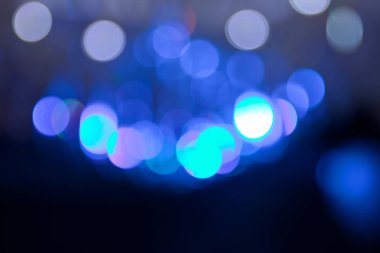 Mavi ışıklar arka plan. Mavi arka plan. Defocused mavi ve mor bokeh glitter vintage ışıklar arka plan