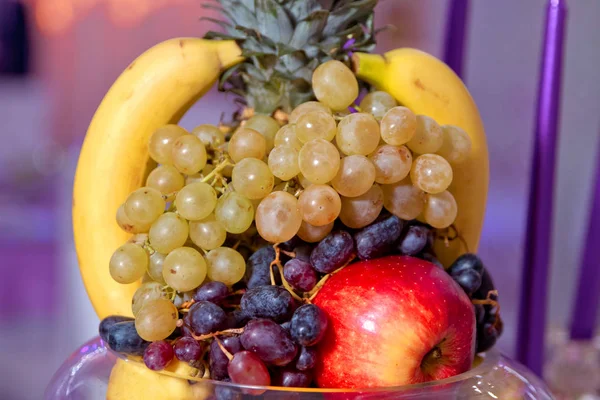 Gyümölcs, a gyümölcs ételek. Fekete szőlő, fehér szőlő, banán, alma, citrom, mandarin, kivi. — Stock Fotó