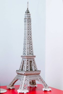 Harika gece aydınlatma Tour Eiffel otelinin. Suvenir paris Kulesi