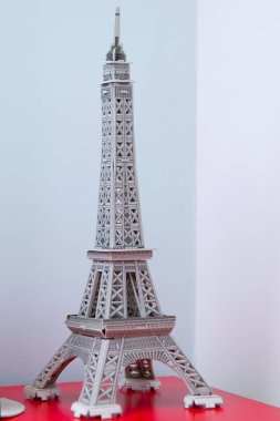 Harika gece aydınlatma Tour Eiffel otelinin. Suvenir paris Kulesi