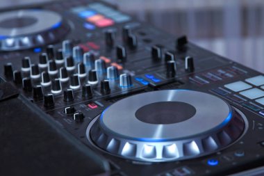 profesyonel müzik donanımları gece kulübünde Dj ellerle oynama ve denetim müzik için. DJ parti kulübünde parça karışımları. Ön plan ve hareket elinde Dj kulaklık