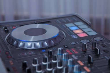 profesyonel müzik donanımları gece kulübünde Dj ellerle oynama ve denetim müzik için. DJ parti kulübünde parça karışımları. Ön plan ve hareket elinde Dj kulaklık