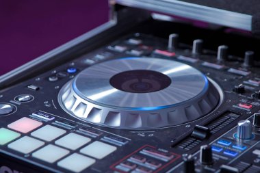 profesyonel müzik donanımları gece kulübünde Dj ellerle oynama ve denetim müzik için. DJ parti kulübünde parça karışımları. Ön plan ve hareket elinde Dj kulaklık