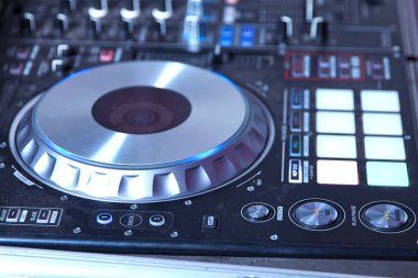 profesyonel müzik donanımları gece kulübünde Dj ellerle oynama ve denetim müzik için. DJ parti kulübünde parça karışımları. Ön plan ve hareket elinde Dj kulaklık