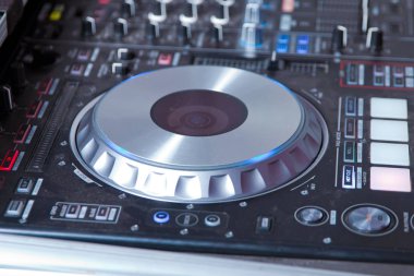 profesyonel müzik donanımları gece kulübünde Dj ellerle oynama ve denetim müzik için. DJ parti kulübünde parça karışımları. Ön plan ve hareket elinde Dj kulaklık