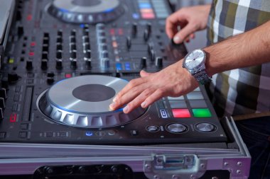 profesyonel müzik donanımları gece kulübünde Dj ellerle oynama ve denetim müzik için. DJ parti kulübünde parça karışımları. Ön plan ve hareket elinde Dj kulaklık