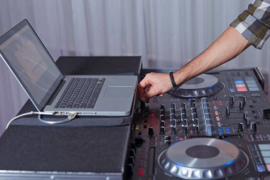 profesyonel müzik donanımları gece kulübünde Dj ellerle oynama ve denetim müzik için. DJ parti kulübünde parça karışımları. Ön plan ve Dj kulaklık eller hareket halinde. v
