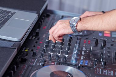 profesyonel müzik donanımları gece kulübünde Dj ellerle oynama ve denetim müzik için. DJ parti kulübünde parça karışımları. Ön plan ve hareket elinde Dj kulaklık