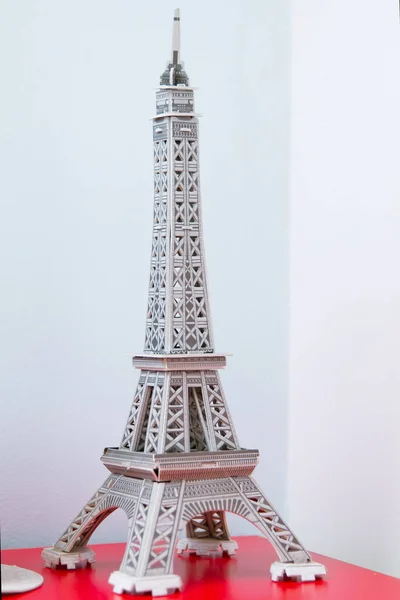 Чудесное ночное освещение Тур Эйфеля. Сувенирная парижская башня — стоковое фото