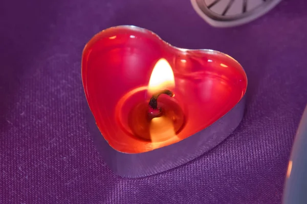 Svíčky červené srdce s malým srdcem. Růžový pozadí. Červené srdce ve tvaru rcandles hořící Valentines day koncept — Stock fotografie