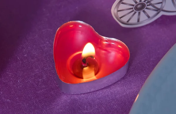 Svíčky červené srdce s malým srdcem. Růžový pozadí. Červené srdce ve tvaru rcandles hořící Valentines day koncept — Stock fotografie