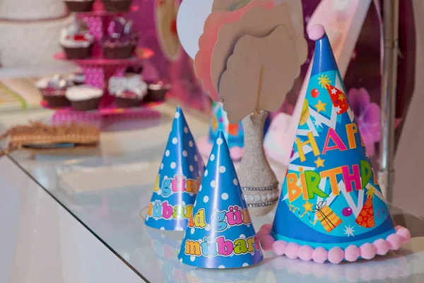Blaue Festtagsmützen isoliert Partyhut mit Happy Birthday. blaue und bunte Party-Hüte zum Feiern. bunte und dekorative Geburtstagsparty Hut — Stockfoto