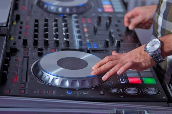 Équipement musical professionnel pour jouer et contrôler de la musique en boîte de nuit avec DJ mains. Dj mixe la piste dans la boîte de nuit à la fête. Casques au premier plan et DJ mains en mouvement — Photo