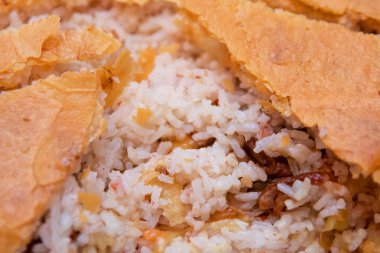 Şah pilav Restoran tabloda ateşle. Şah pilav. Bir pide içinde Han pilav. Pilavı. Pilavı. Pilav. Geleneksel oryantal çanak. sofra üzerinde. Azerbaycan, Bakü .