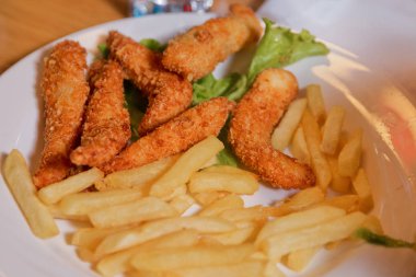 Tavuk nektar ile patates ücretsiz. Tavuk biftek ve patates ahşap arka plan üzerinde. Üstten Görünüm. Metin için boş alan.