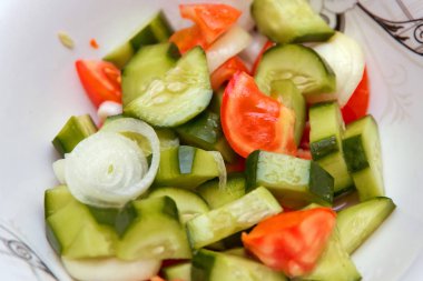 Salatalık Domates Salatası soğan kıyılmış. Sağlıklı beslenme kavramı. Biber, domates ve salatalık, organik gıda, closeup ile taze sebze salatası