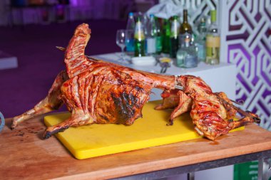 Birçok pişirme geleneksel kuzu mangal kavurma Türk. Kavrulmuş et bir açık ateşte pişmiş özel bir şekilde. Barbekü hazır kuzu veya koyun eti ve işkence tarafından işlenen.