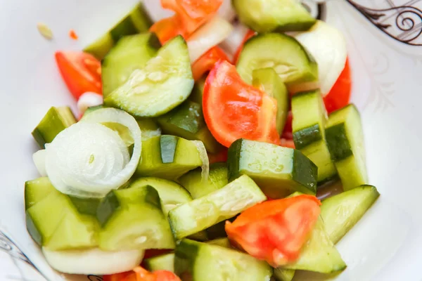 Salada de tomate de pepino picada com cebola. Conceito de alimentação saudável. Salada de legumes frescos com pimentas, tomates e pepinos, alimentos orgânicos, close-up — Fotografia de Stock