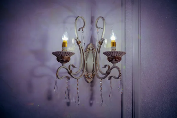 Elegante muur lamp. Stijlvolle lamp op het behang. Lichte muur van verguld metaal met twee elektrische kaarsen. Vintage muur lamp geïsoleerd op roze met uitknippad — Stockfoto