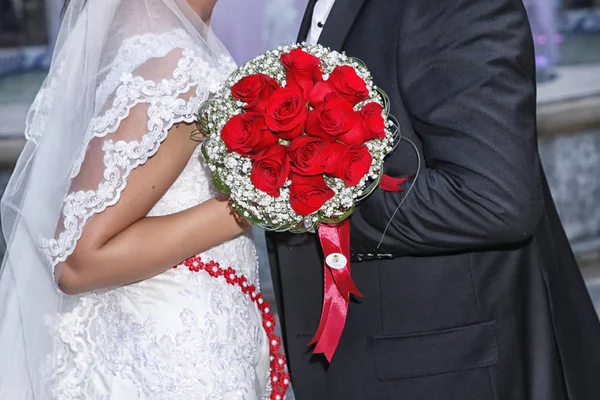 웨딩 커플 포옹, 그녀의 손에, 그녀를 수용 하는 신랑 꽃의 꽃다발을 들고 신부. 그녀의 손에 신부 부케와 하얀 웨딩 드레스에서는 신부가 그녀의 신랑 보유 . — 스톡 사진