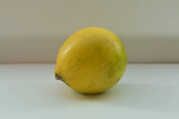 Un limone isolato su fondo bianco. Frutta tropicale. Posa piatta, vista dall'alto — Foto Stock