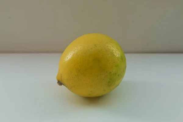 Bütün limon, kırpma yolu, beyaz arka plan üzerinde izole. Beyaz arka plan üzerinde izole bir limon. Tropikal meyve. Düz yatıyordu, en iyi görünümü — Stok fotoğraf