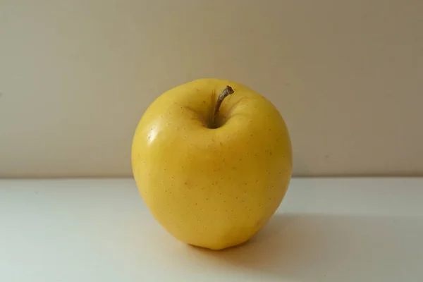 Золоте яблуко смачно ізольоване на білому тлі. Шлях відсікання. Повна глибина різкості. свіже яблуко ізольоване на білому тлі. Стиглі витягнуті яскраво-зелені з жовтим відтінком і коричневими крапками яблуко — стокове фото