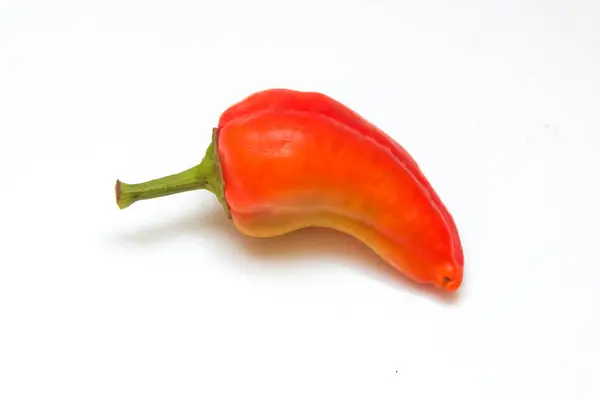 Pfeffer isoliert auf einem weißen Hintergrund Clipping Pfad. roter Chili oder Chili Cayennepfeffer isoliert auf weißem Hintergrund Ausschnitt — Stockfoto