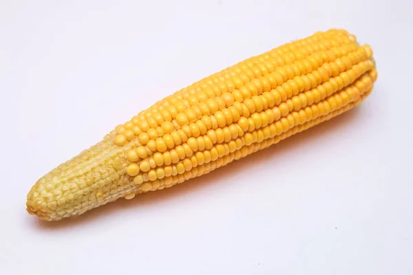 El maíz dulce está delicioso y listo para comer. Las verduras son beneficiosas para el cuerpo, tienen vitaminas y sabor delicioso. sobre fondo blanco —  Fotos de Stock