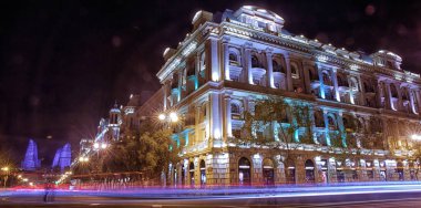 Parlak Bakı geceleri. Zaman an. Bakü'nün panoramik görünümü. Bakıda gece yollar. Alev kuleleri