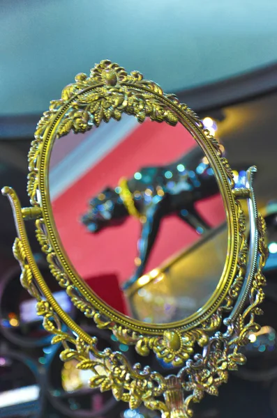 Espelho de maquiagem vintage decorado isolado Espelho de maquiagem vintage decorado dourado isolado — Fotografia de Stock