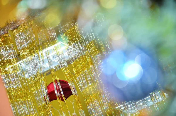 Albero di Natale decorato su sfondo sfocato, scintillante e fata — Foto Stock