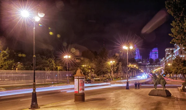 明るいバクーの夜。時間の瞬間。バクーのパノラマ風景。バクーの夜のルート。炎の塔。夜ヘイダル ・ アリエフ アベニュー通りのトラフィック。バクー、アゼルバイジャン — ストック写真