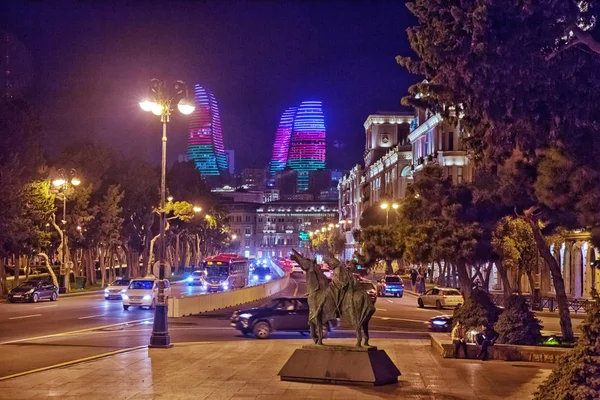 Helle Baku-Nächte. Moment der Zeit. Panoramablick auf Baku. Nachtrouten in Baku. Flammentürme. Nachtverkehr auf der Heydar aliyev Avenue. baku, azerbaijan — Stockfoto