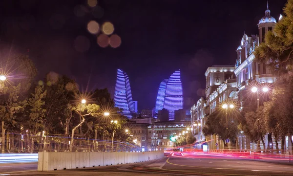 Parlak Bakı geceleri. Zaman an. Bakü'nün panoramik görünümü. Bakıda gece yollar. Alev Kuleleri. Gece sokak trafik Haydar Aliyev Caddesi üzerinde. Bakü, Azerbaycan