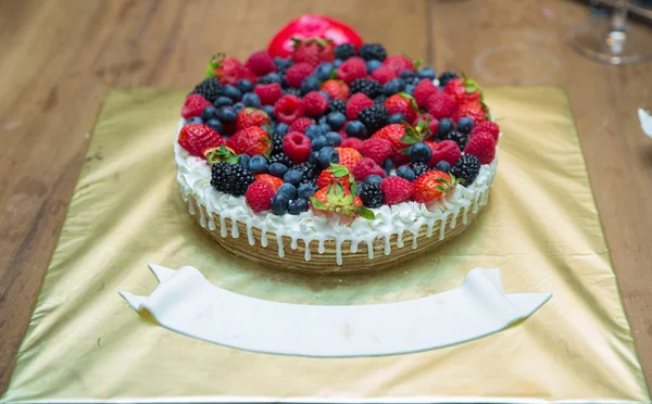 Kek çilek, ahududu, büyütme ve su kabakları yapılmış. Dokular