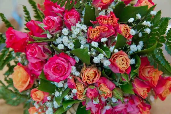 Gros plan de bouquet rouge de roses, pivoines, grenades. Symbole d'amour et passion. Cadeau d'anniversaire ou d'anniversaire pour fille . — Photo