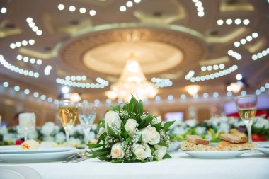 Sepet içinde beyaz düğün çiçek buketi güzel beyaz Düğün Buketler