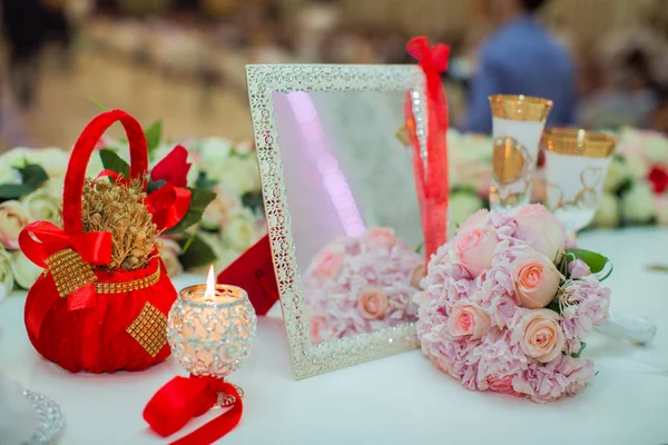 Bouquet de mariage de roses roses et d'alliances sur une table en bois. Espace de copie. Le concept d'un mariage, fête, amour et famille et anneaux — Photo