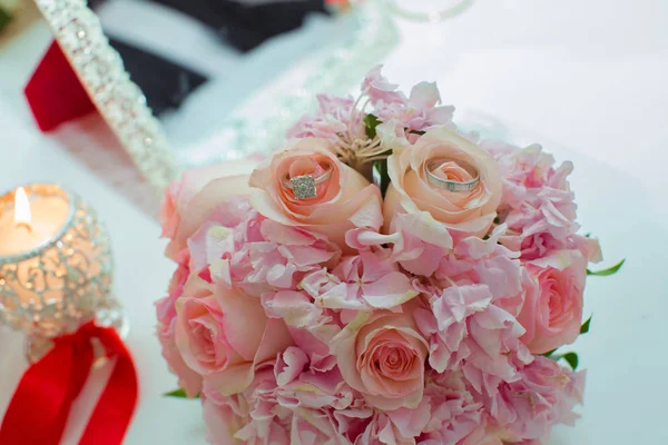 핑크 장미와 나무 테이블에 결혼 반지 웨딩 부케. 공간에 복사 합니다. 결혼식, 파티, 사랑 그리고 가족 및 링의 개념 — 스톡 사진