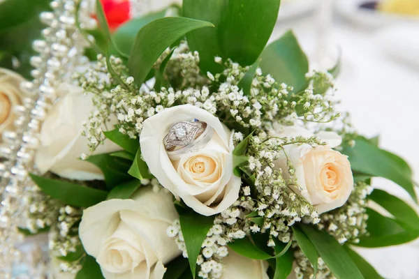 Belos buquês de casamento branco na cesta backgraound buquê flores rosa / anéis de casamento — Fotografia de Stock