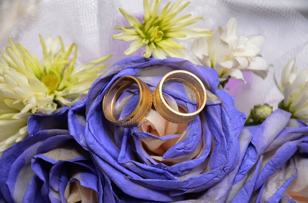 Bouquet da sposa blu e anelli. Bellissimi fiori freschi blu e bianco bouquet da sposa — Foto Stock
