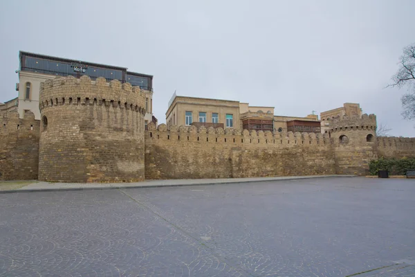 Icheri Sheher in Baku. Azerbaijan . Gate of the old fortress, entrance to Baku old town. Baku, Azerbaijan. Walls of the Old City in Baku . Icheri Sheher is a UNESCO World Heritage Site — Stock Photo, Image