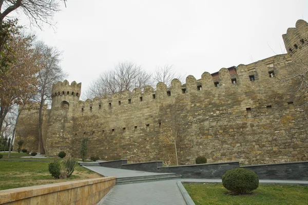 Icheri Sheher en Bakú. Azerbaiyán. Puerta de la antigua fortaleza, entrada al casco antiguo de Bakú. Bakú, Azerbaiyán. Murallas de la Ciudad Vieja en Bakú. Icheri Sheher es Patrimonio de la Humanidad por la UNESCO — Foto de Stock