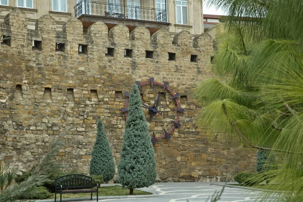바쿠에서 Icheri Sheher입니다. 아제르바이잔. 오래 된 요새, 바쿠 구시가지 입구의 게이트. 바쿠, 아제르바이잔입니다. 바쿠에서 올드 시티의 벽입니다. Icheri Sheher는 유네스코 세계 문화 유산 — 스톡 사진