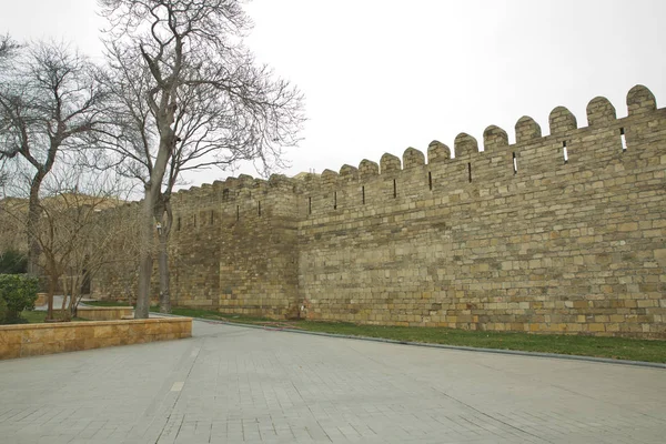 Icheri Sheher en Bakú. Azerbaiyán. Puerta de la antigua fortaleza, entrada al casco antiguo de Bakú. Bakú, Azerbaiyán. Murallas de la Ciudad Vieja en Bakú. Icheri Sheher es Patrimonio de la Humanidad por la UNESCO — Foto de Stock