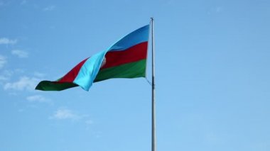 Gökyüzü ve bulutlar ile Azerbaycan bayrağı sallayarak. Azerbaycan bayrağı sallayarak video